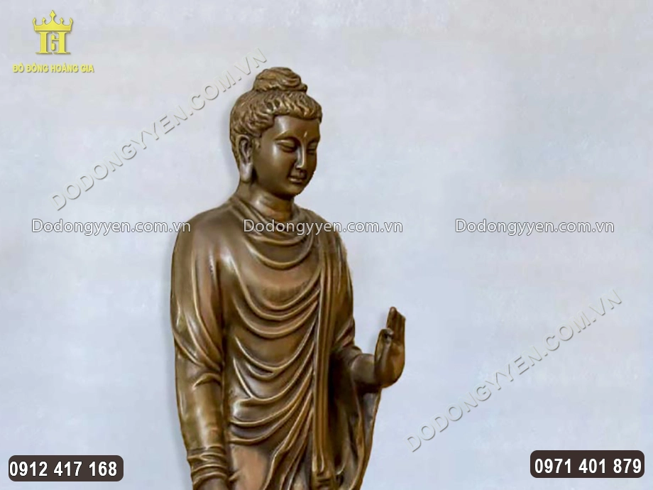 Gương mặt Ng&agrave;i được chạm khắc tr&ograve;n đầy, ph&uacute;c hậu